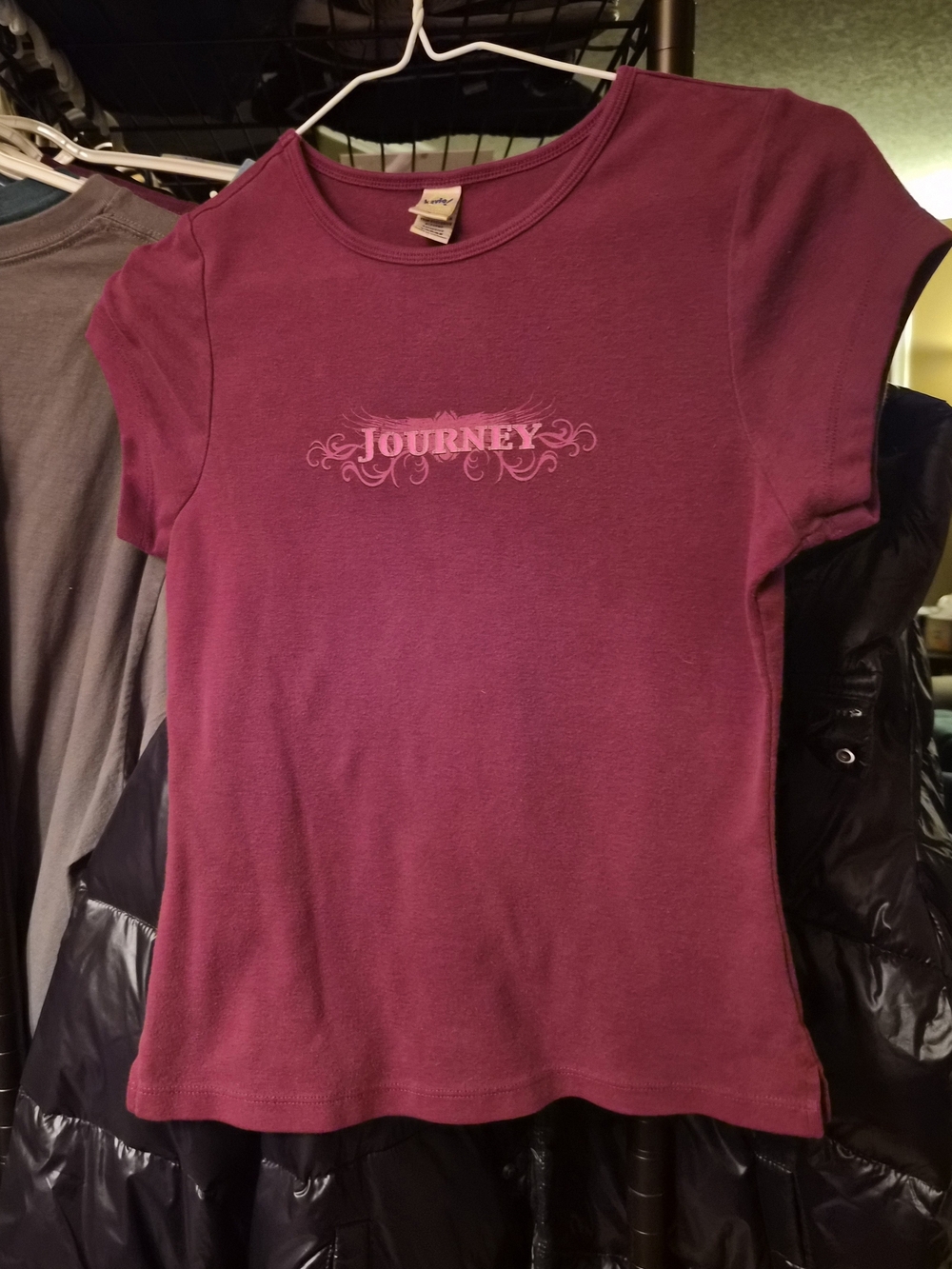 Kavio Womens L Short-Sleeve Tee in Burgundy with 'Journey' Graphic